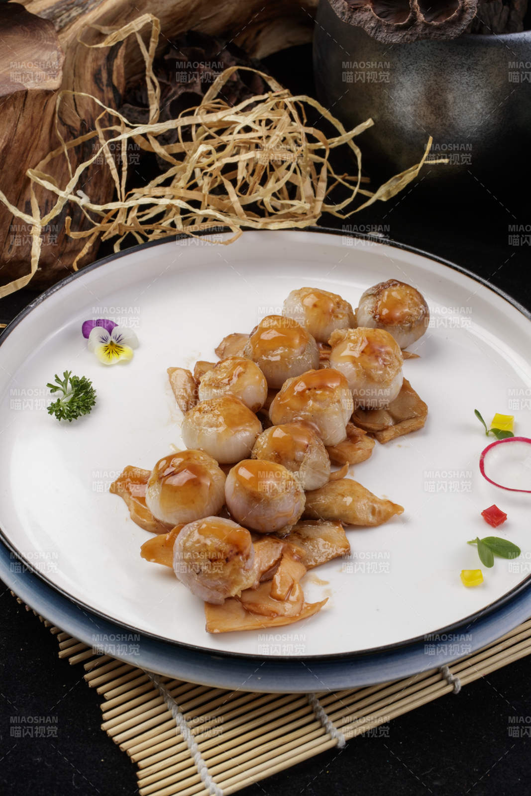 杏鲍菇迷你洋葱头摆放在寿司帘上