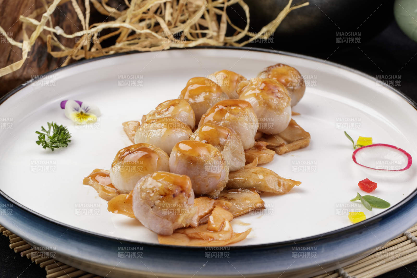 杏鲍菇迷你洋葱头摆放在寿司帘上