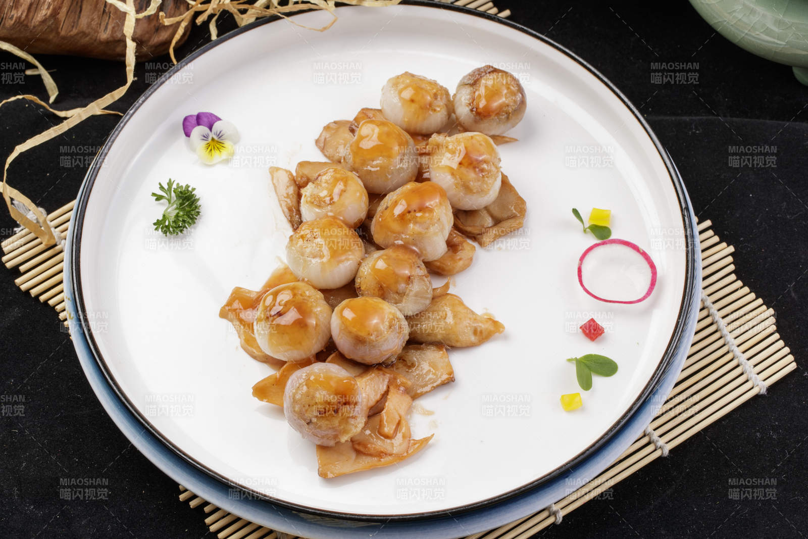 杏鲍菇迷你洋葱头摆放在寿司帘上