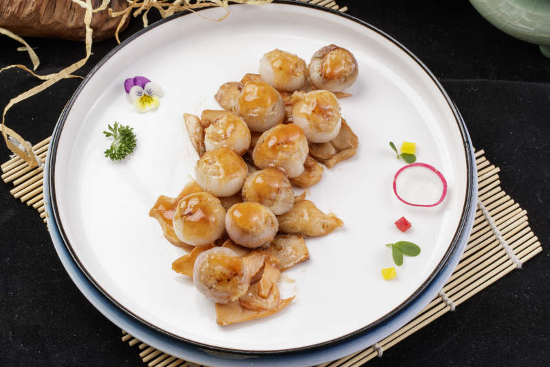 杏鲍菇迷你洋葱头摆放在寿司帘上