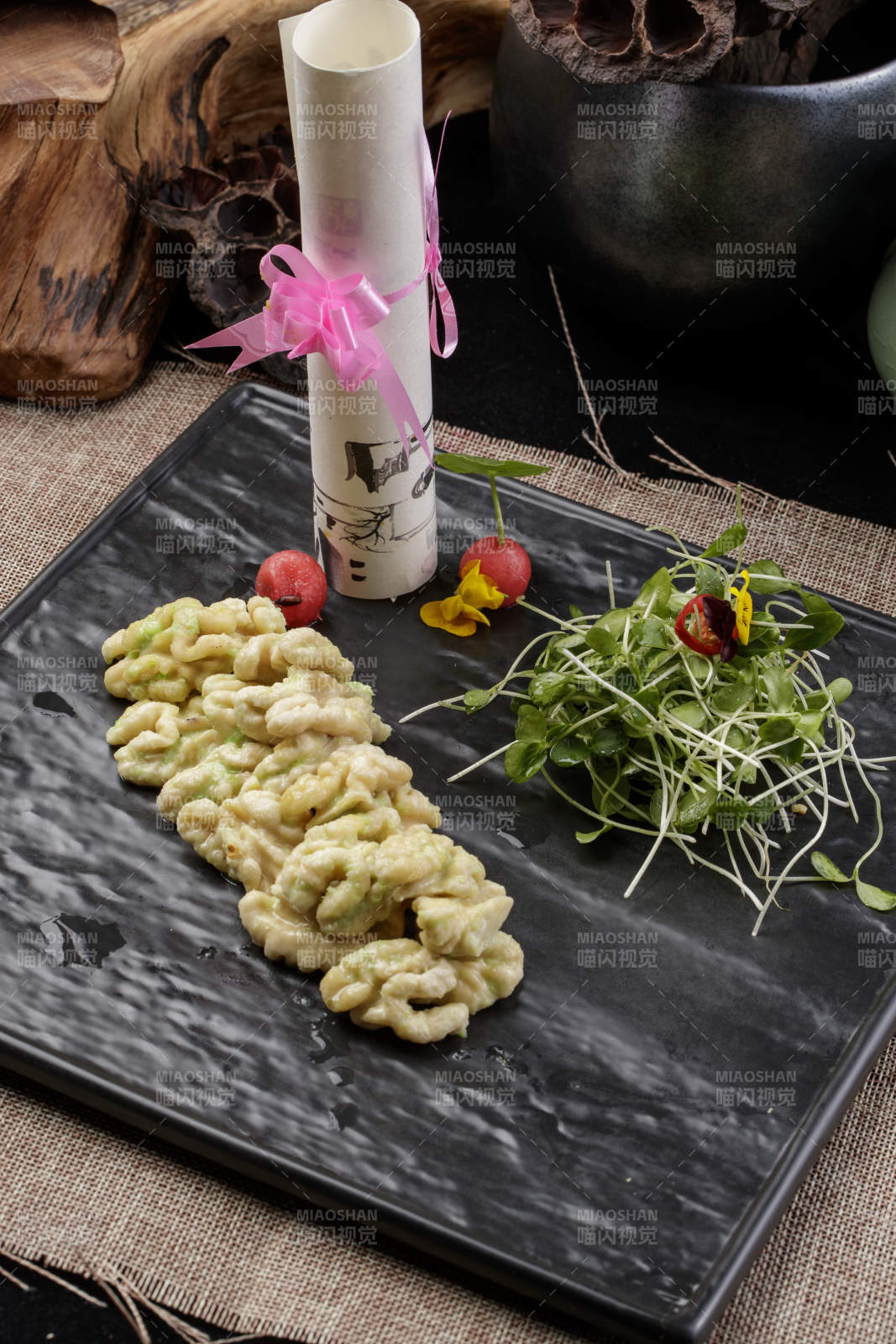 黑色瓷盤裝的飄香桃仁黑豆苗