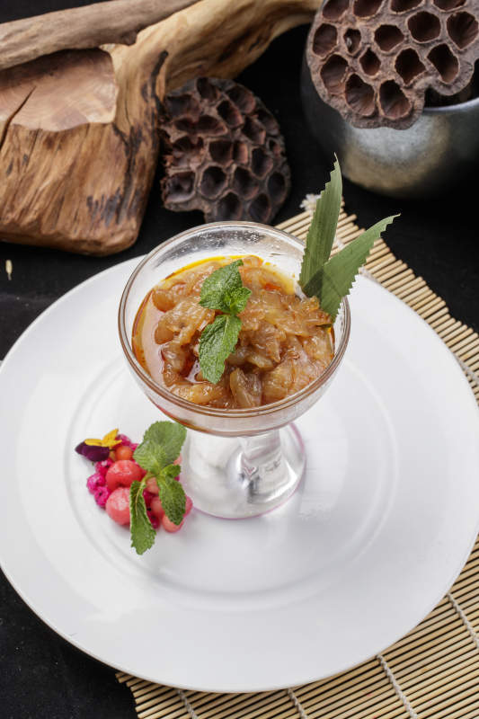 玻璃盞裝的老醋蟄頭擺放在白色瓷盤上