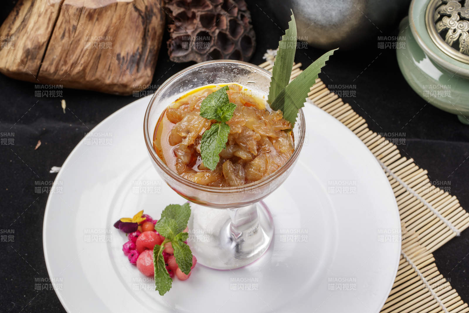 玻璃盞裝的老醋蟄頭擺放在白色瓷盤上