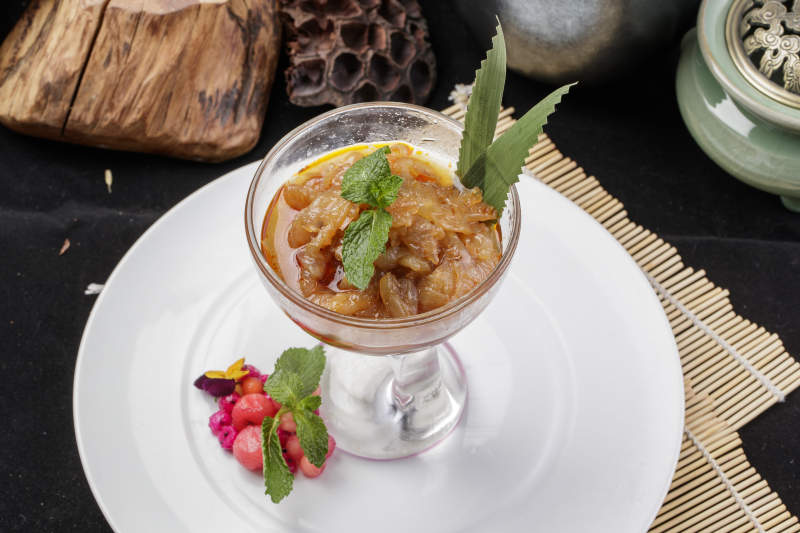 玻璃盞裝的老醋蟄頭擺放在白色瓷盤上