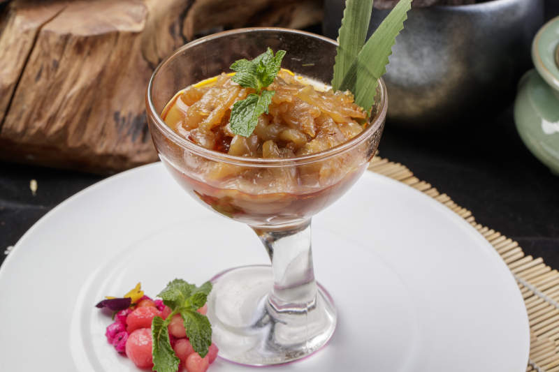 玻璃盞裝的老醋蟄頭擺放在白色瓷盤上