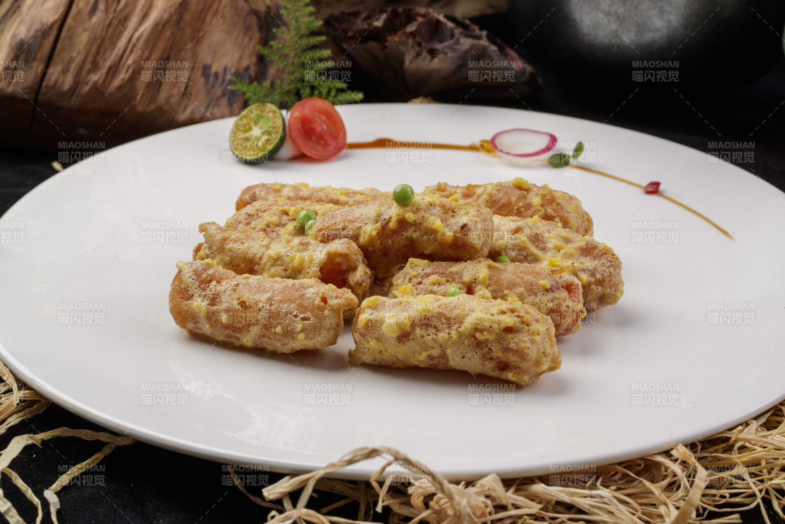 白色瓷盘装的的甜麦片炸香芋图片