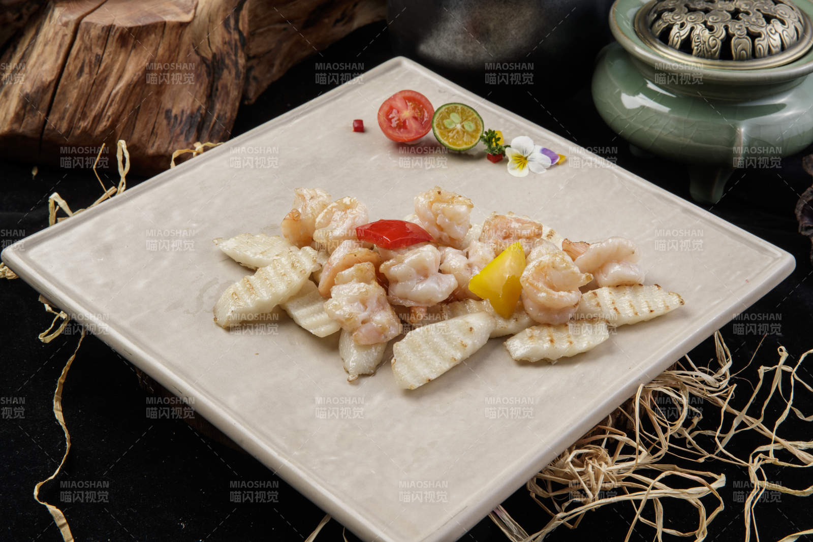 米黄色瓷盘装的虾仁长山药放在黑色背景上-摄影图