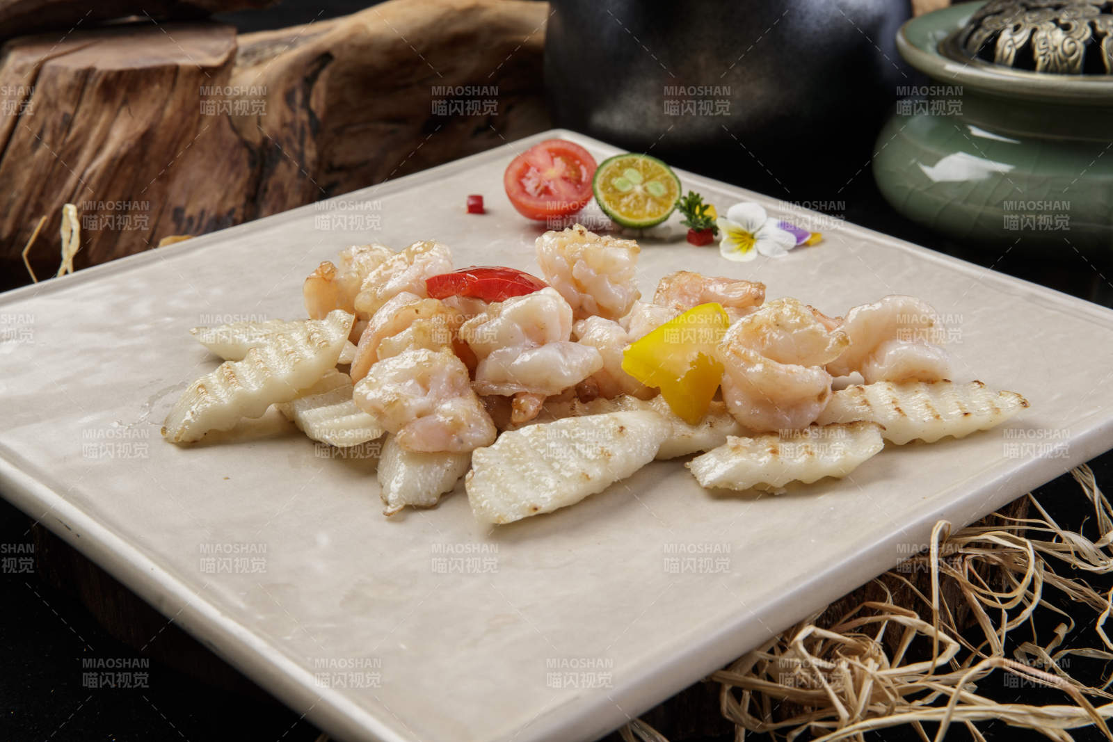 米黄色瓷盘装的虾仁长山药放在黑色背景上-摄影图