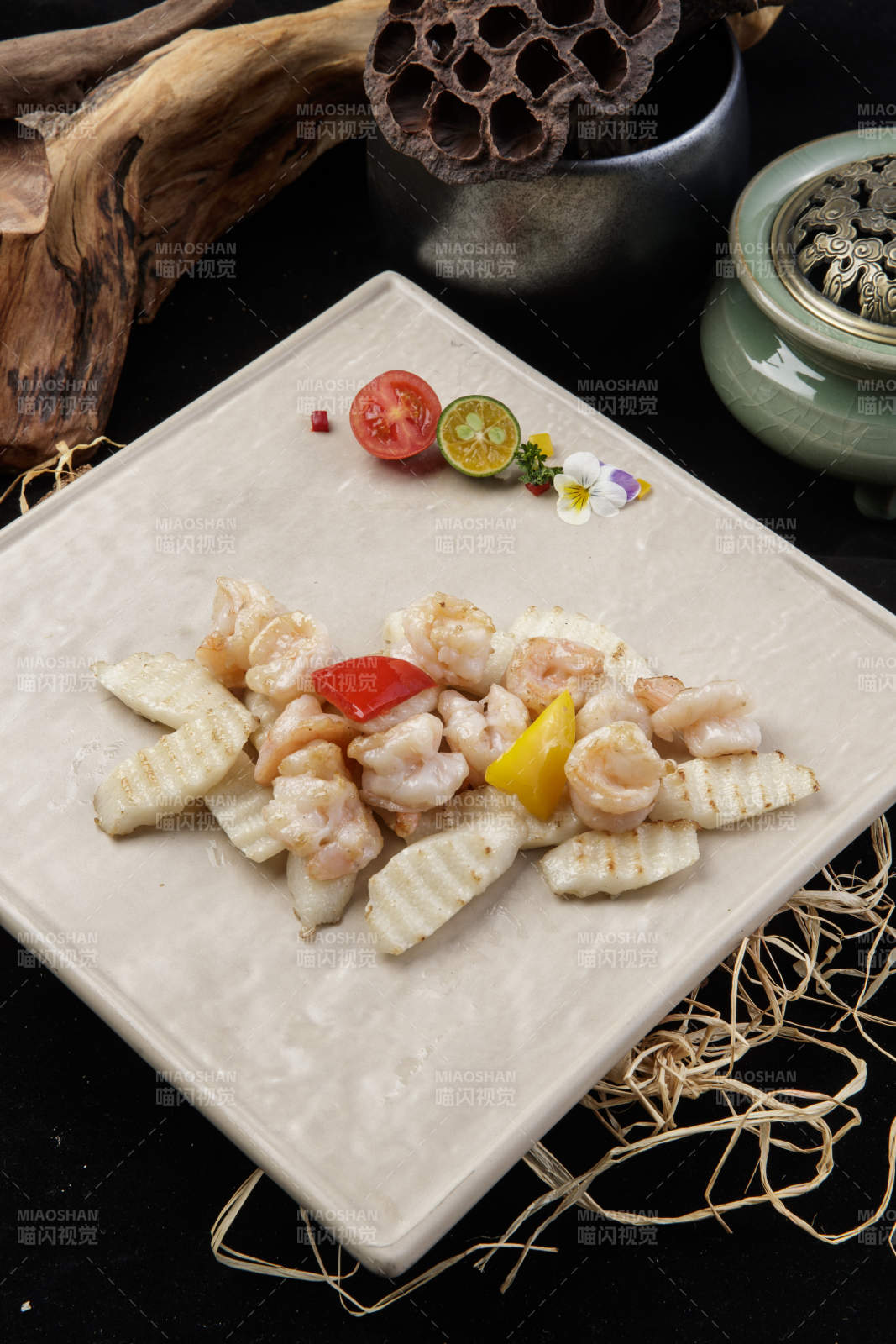 米黄色瓷盘装的虾仁长山药放在黑色背景上-摄影图