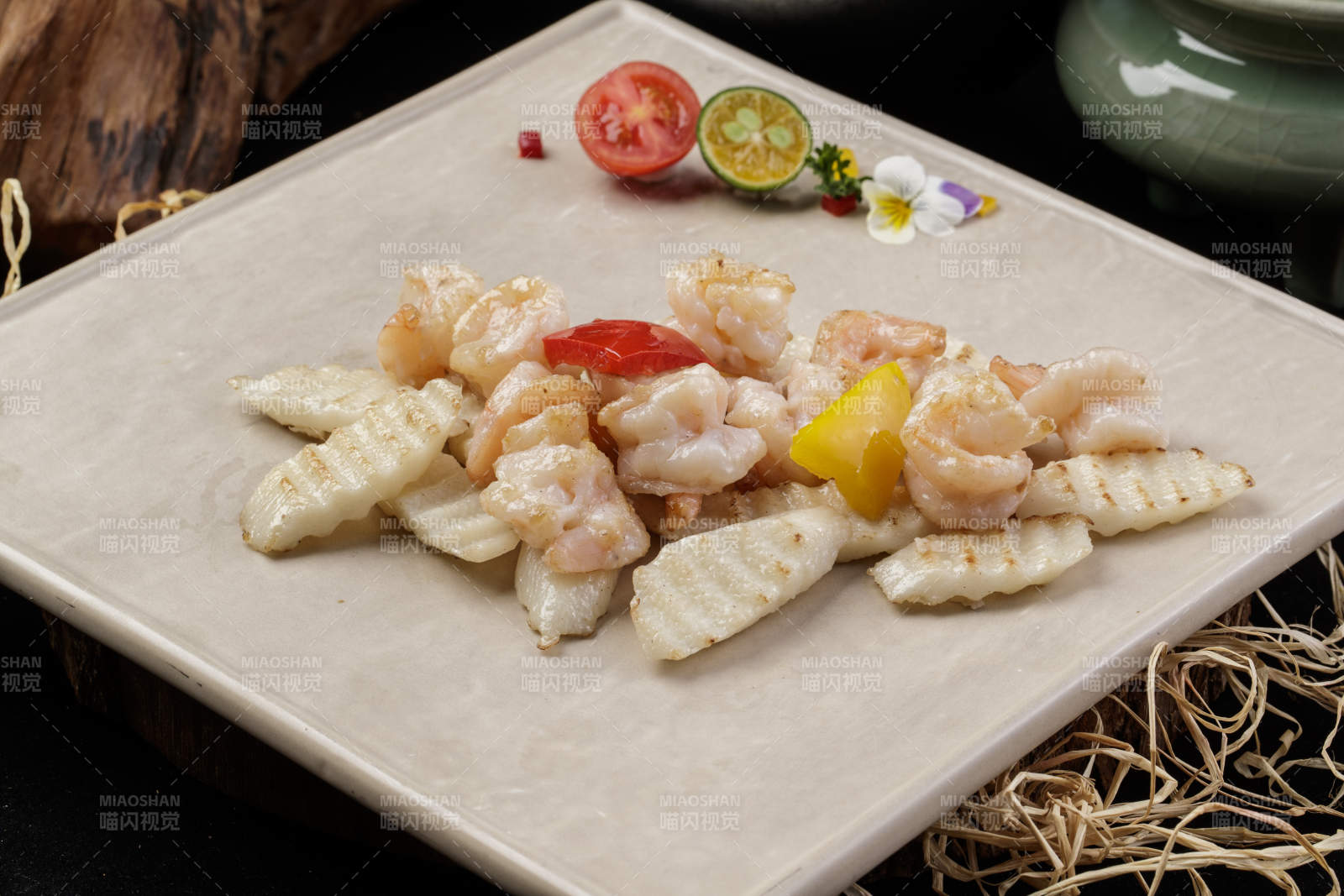 米黄色瓷盘装的虾仁长山药放在黑色背景上-摄影图