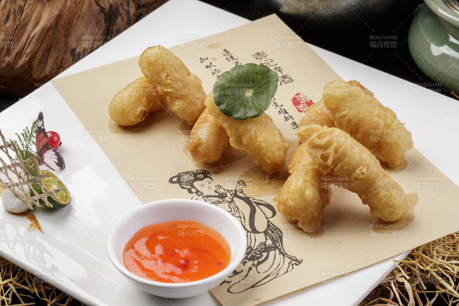 白色瓷盤裝的油炸雞胸條