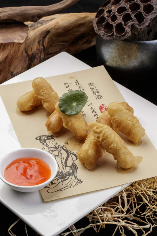 白色瓷盤裝的油炸雞胸條