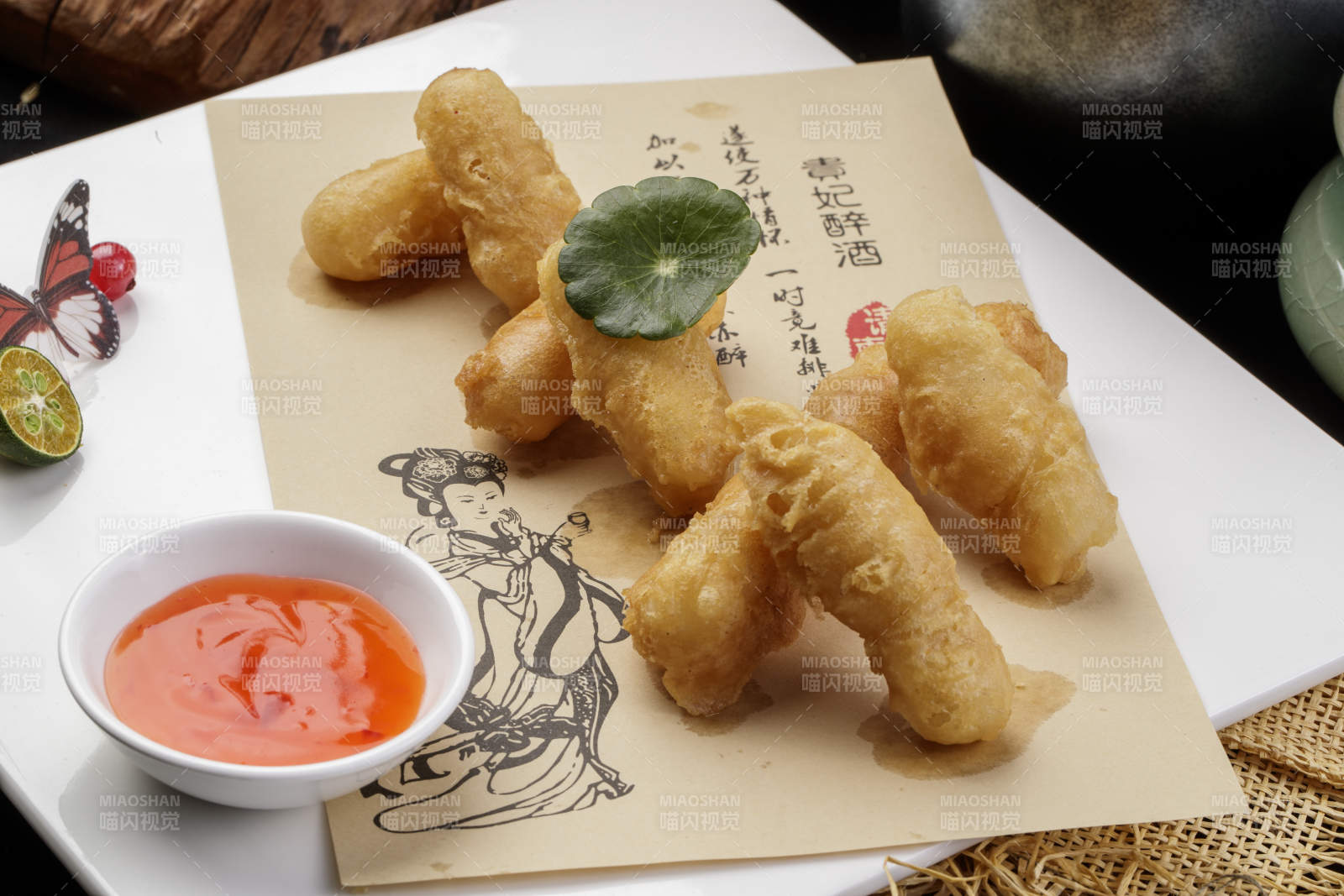 白色瓷盤裝的油炸雞胸條