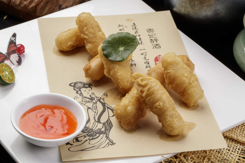 白色瓷盤裝的油炸雞胸條