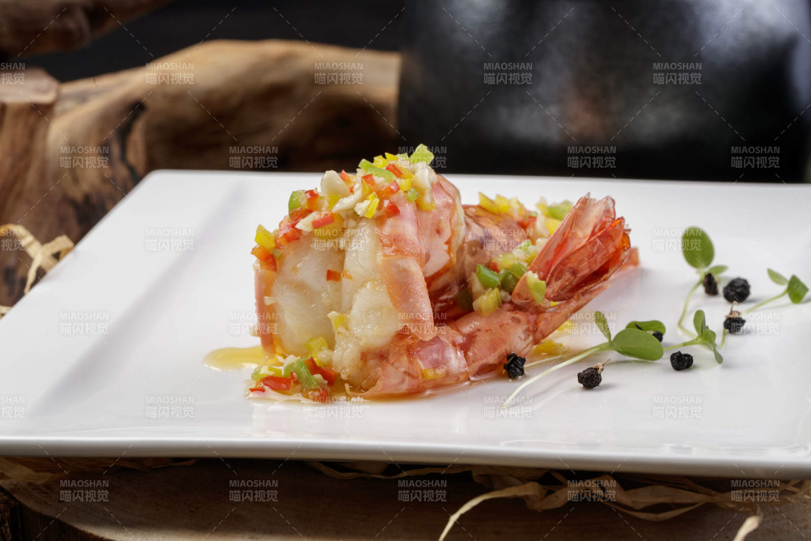 方形瓷盘装的开背大虾摆放在樟木砧板上