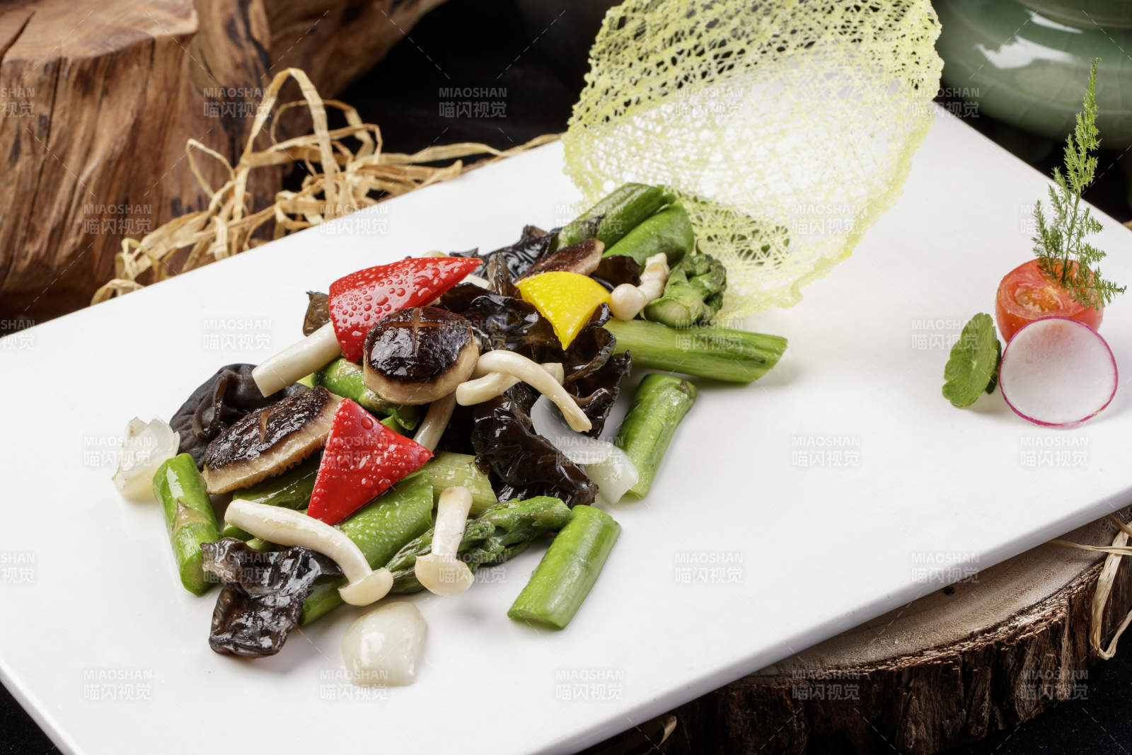 芦笋羌爆山珍菌摆放在樟木砧板上-摄影图