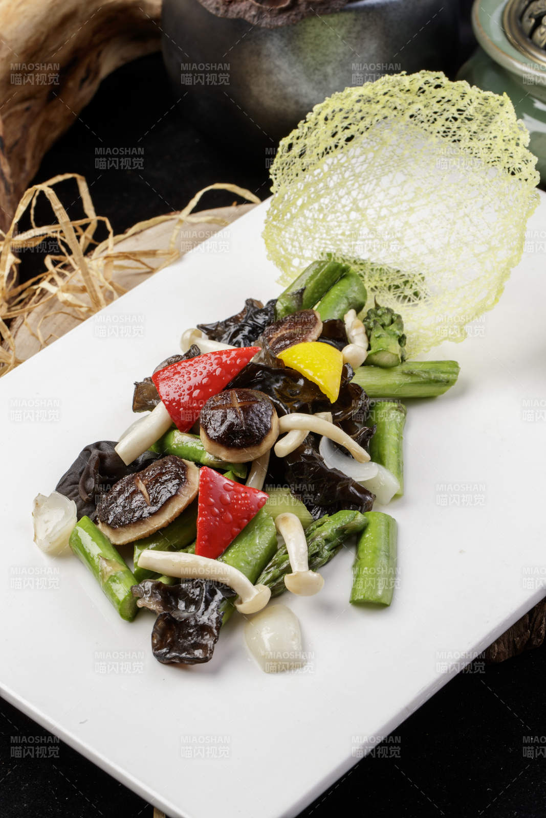 芦笋羌爆山珍菌摆放在樟木砧板上-摄影图