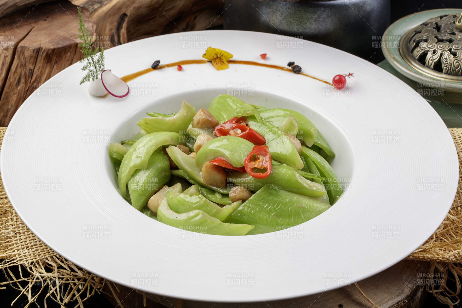 白色瓷盘装的蒜香玉女瓜