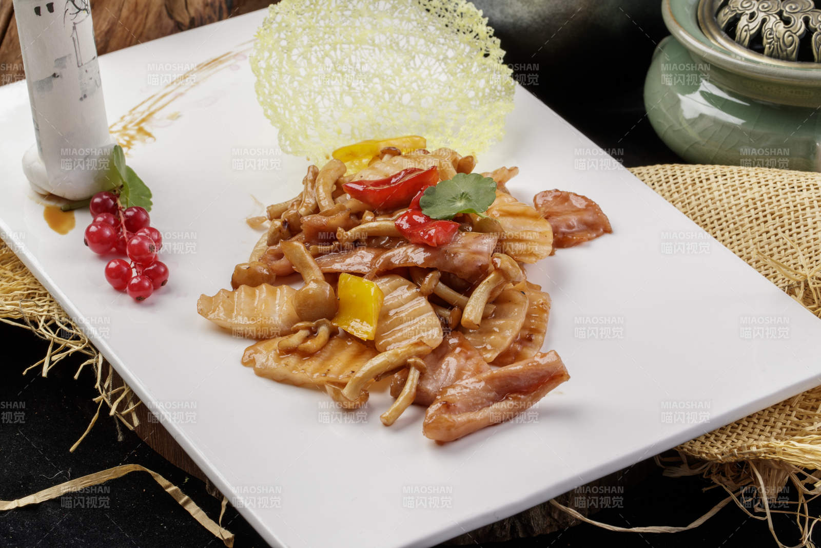 长山药腊肉山珍菌摆放在樟木砧板上-摄影图