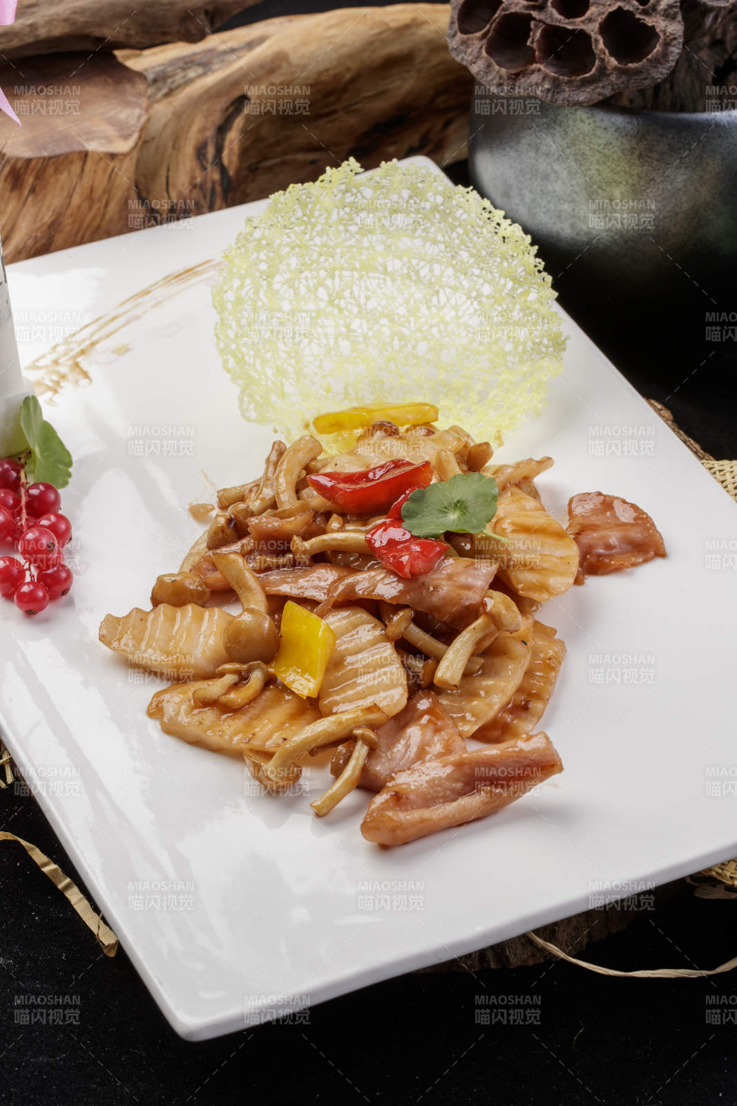 长山药腊肉山珍菌摆放在樟木砧板上-摄影图