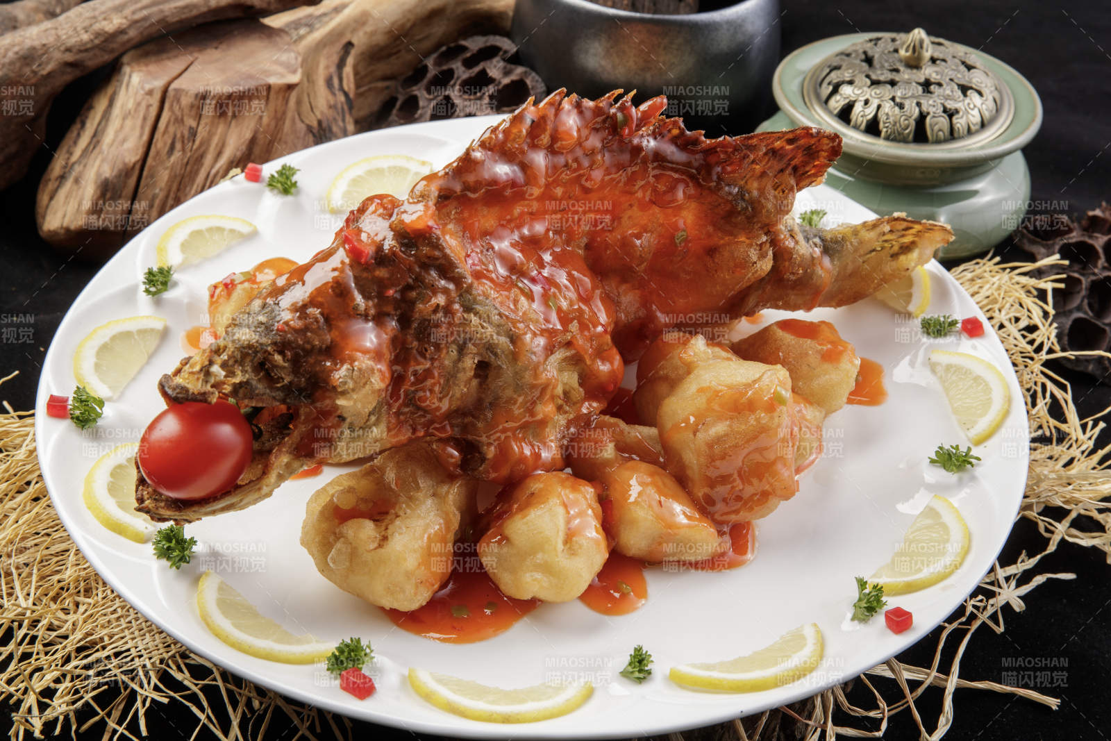 白色盘装的浇汁油炸桂鱼大虾球-摄影图