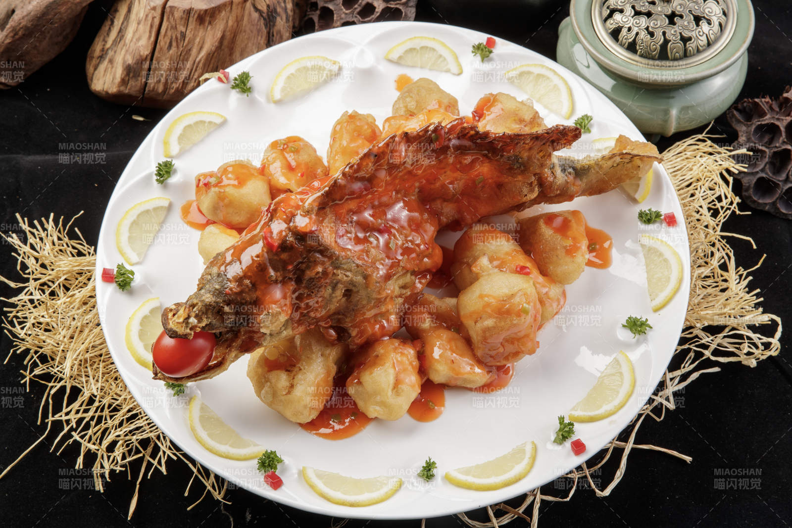 白色盘装的浇汁油炸桂鱼大虾球-摄影图