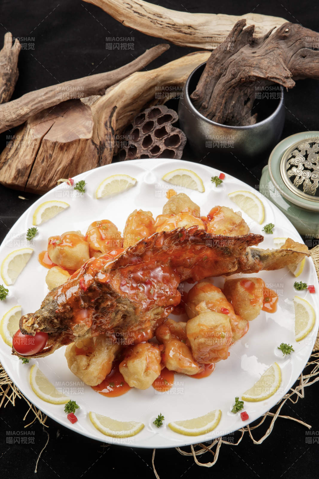 白色盘装的浇汁油炸桂鱼大虾球-摄影图