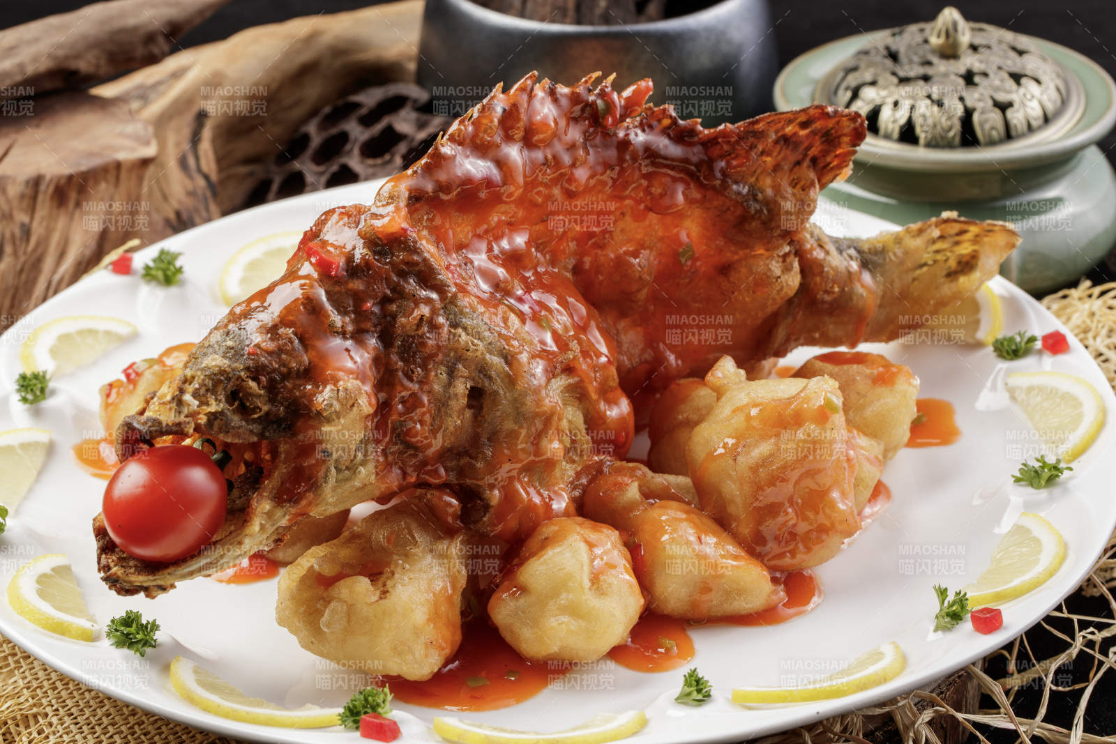 白色盘装的浇汁油炸桂鱼大虾球-摄影图