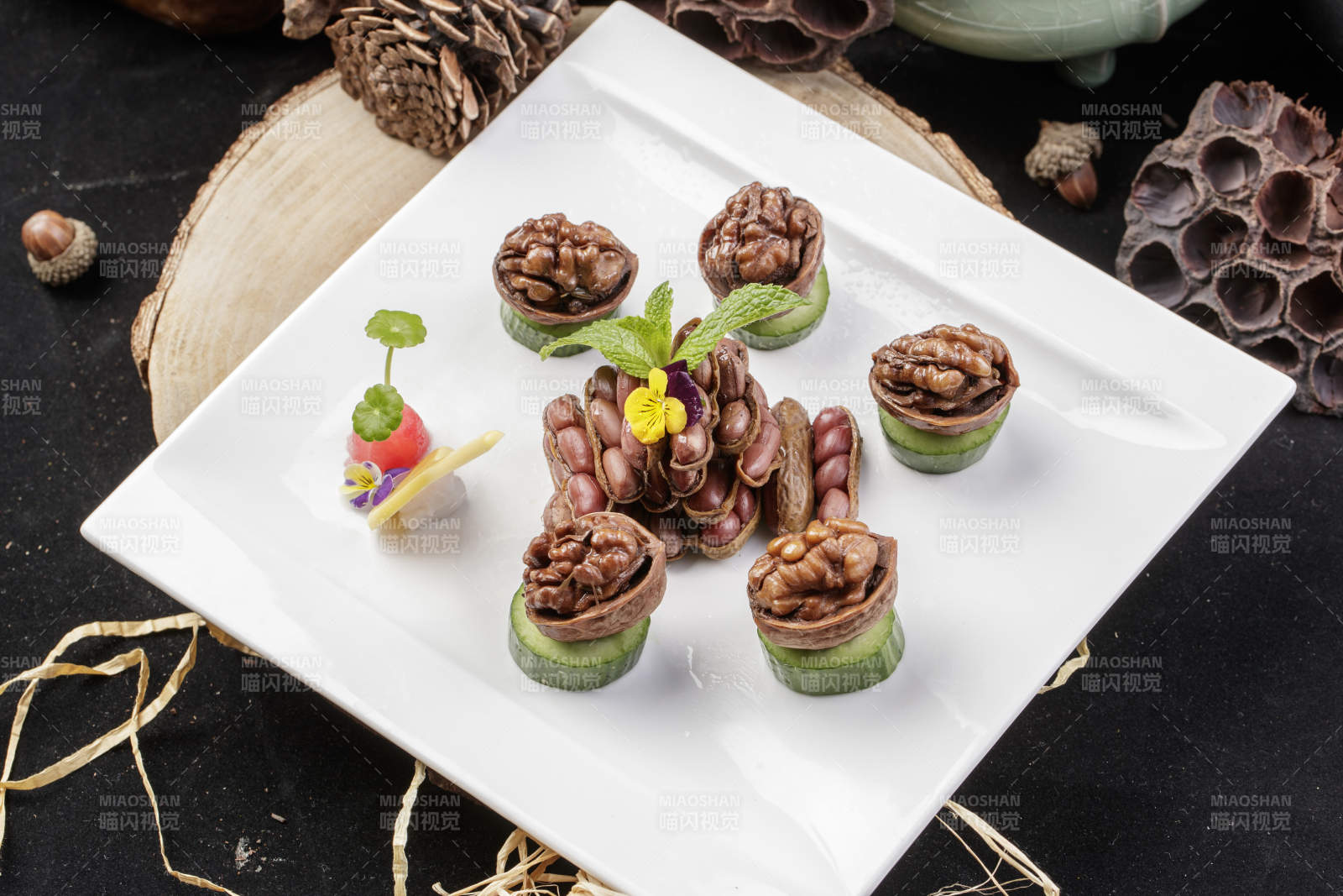 方形瓷盘装的卤味核桃摆放在樟木砧板上-摄影图