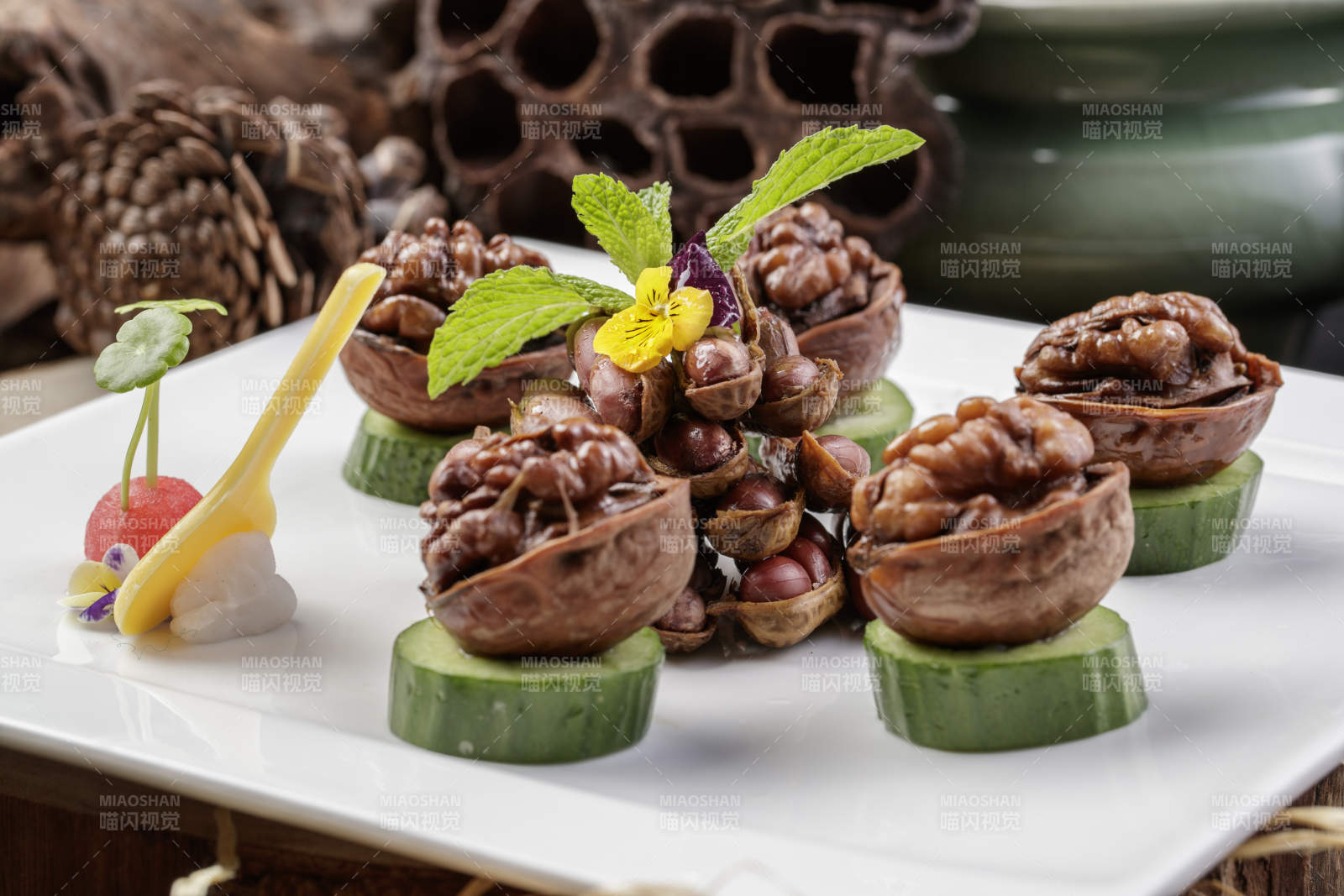 方形瓷盘装的卤味核桃摆放在樟木砧板上-摄影图