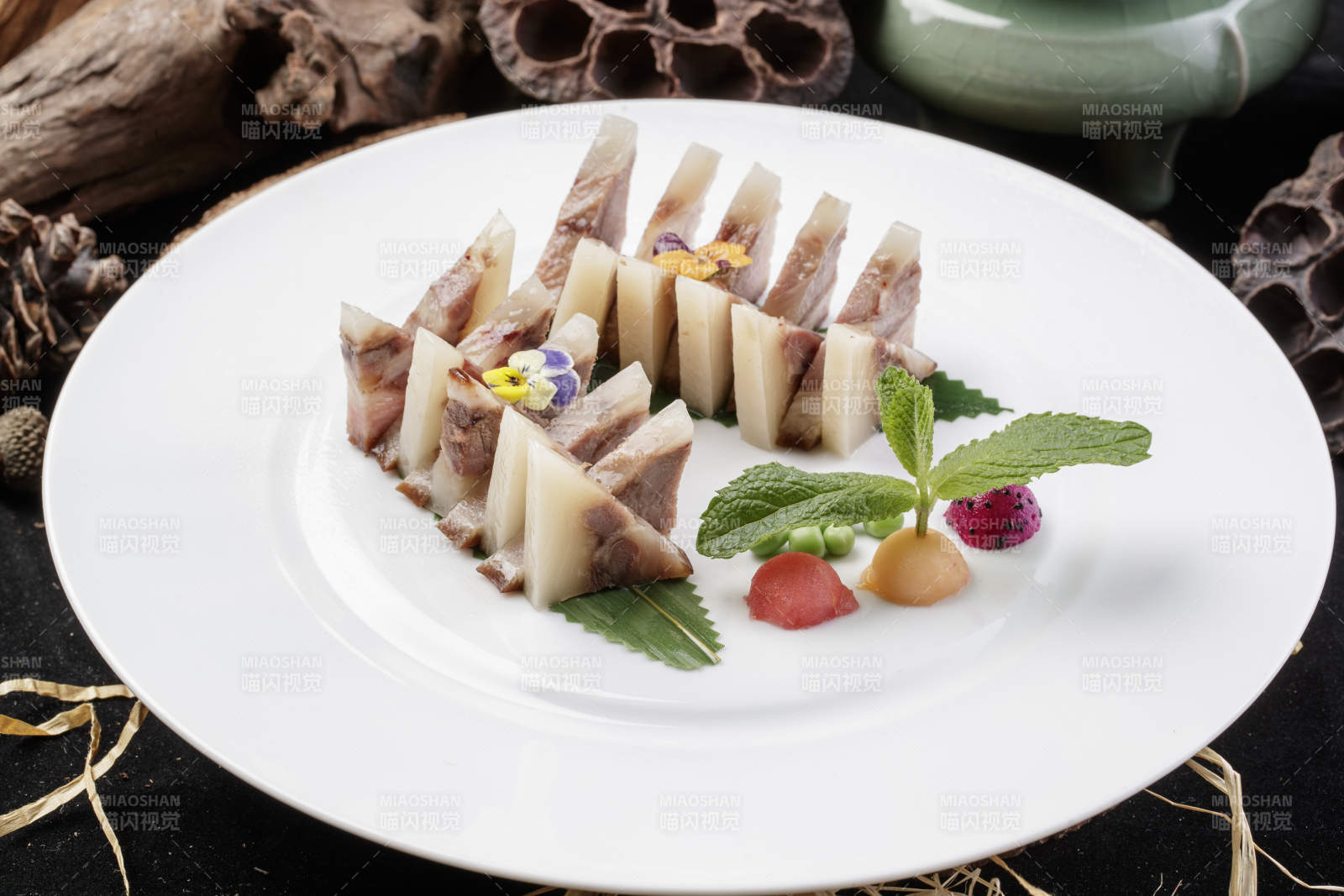 精美餐具裝的白玉肘花切片