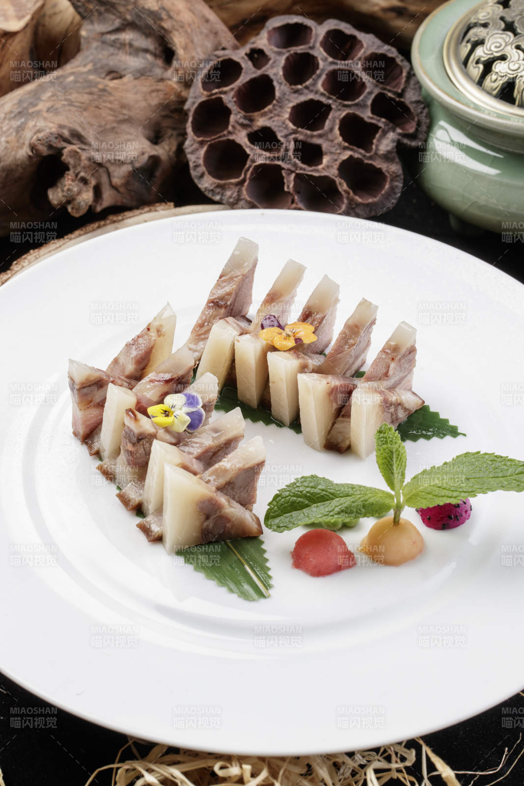 精美餐具裝的白玉肘花切片