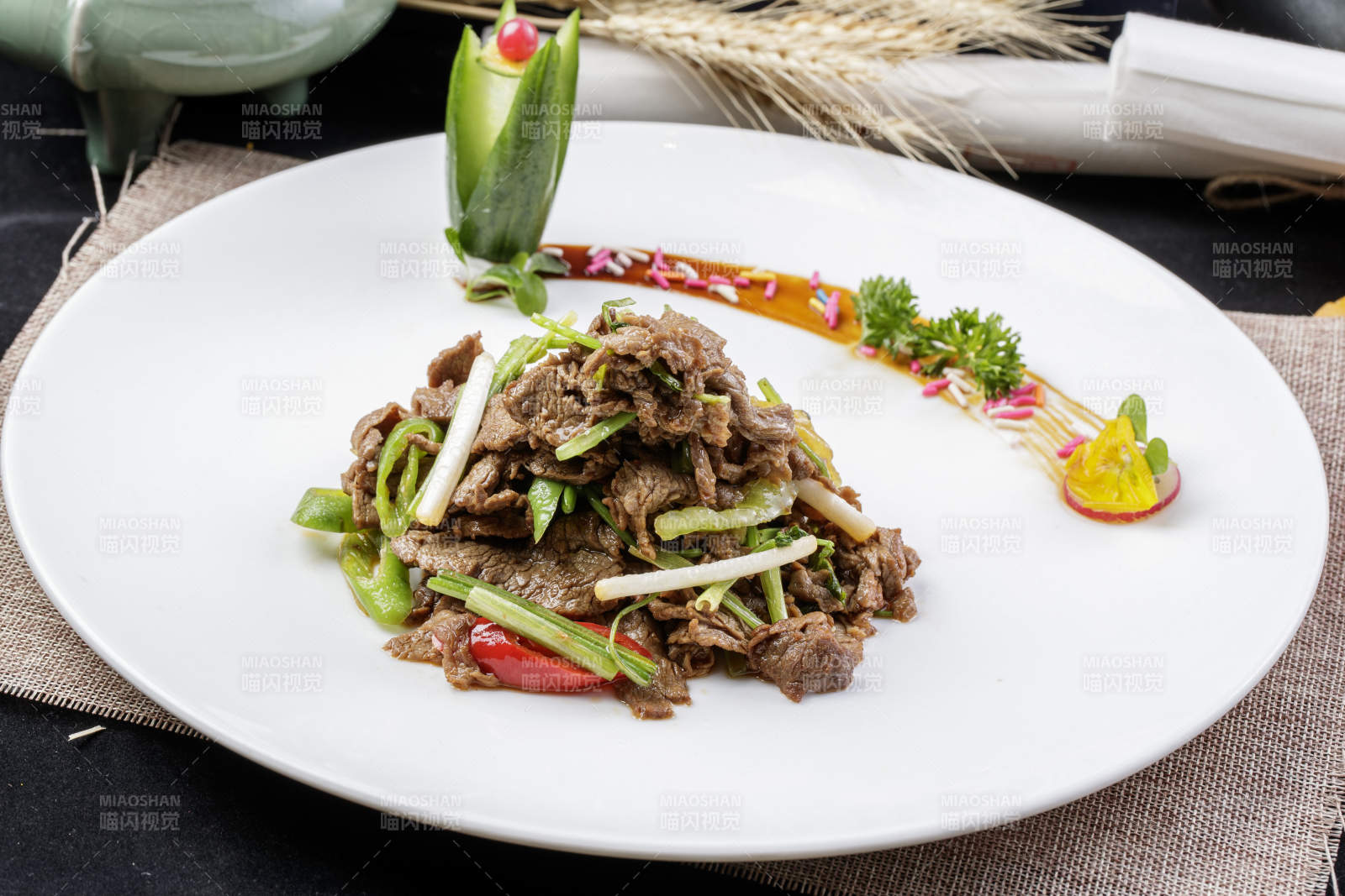 白色圓瓷盤裝的湘味小炒肉