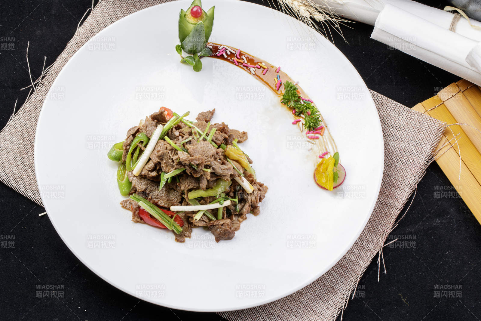 白色圓瓷盤裝的湘味小炒肉