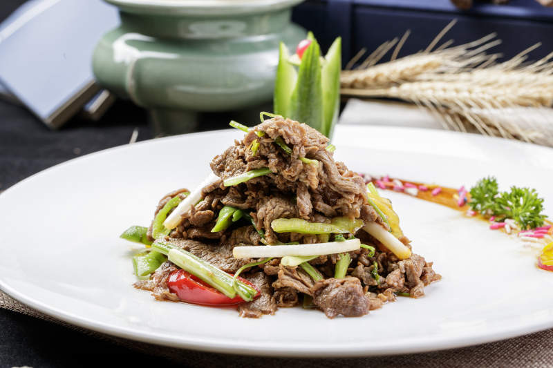 白色圓瓷盤裝的湘味小炒肉