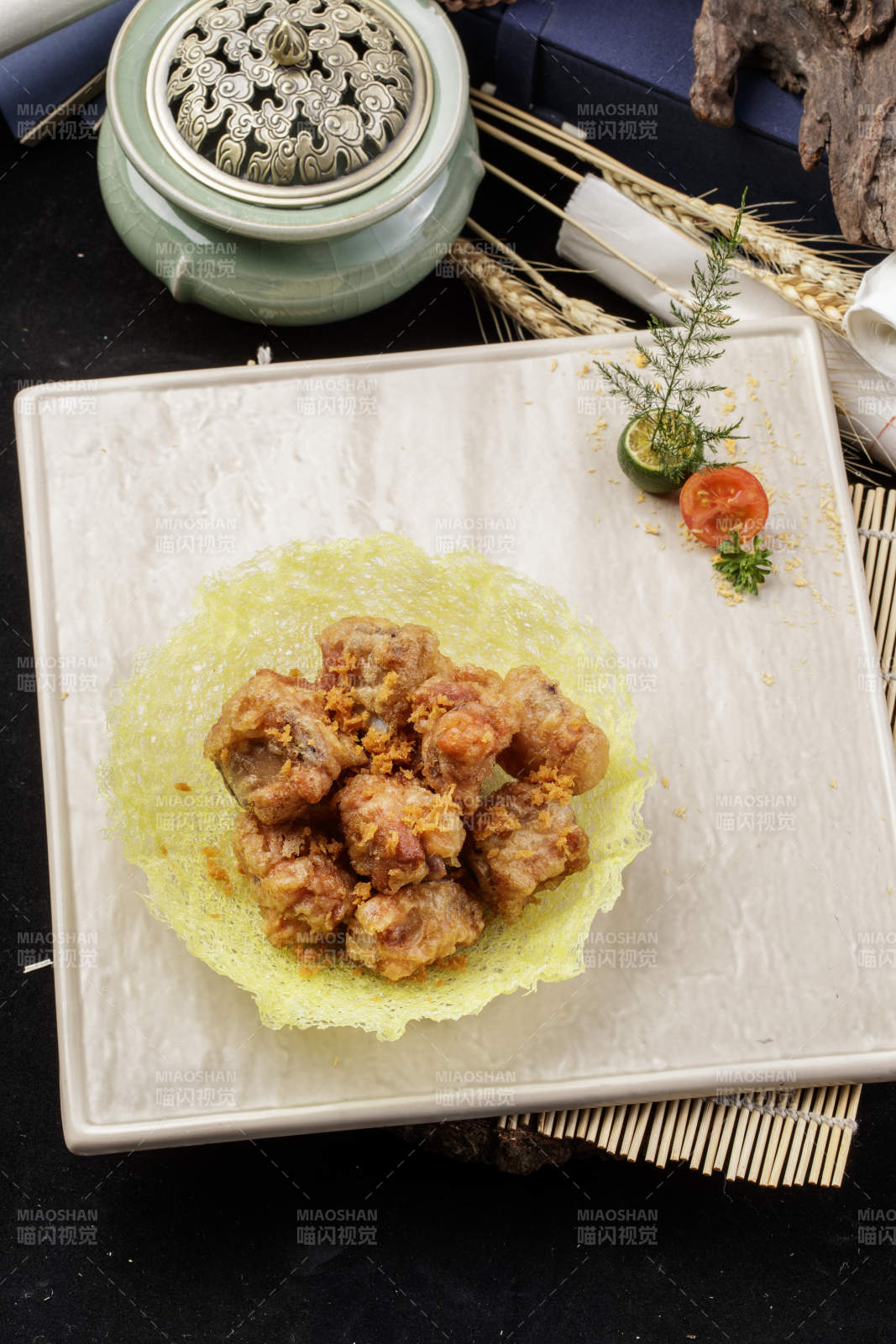 米色放瓷盤裝的金盞豬小排擺放在壽司簾上