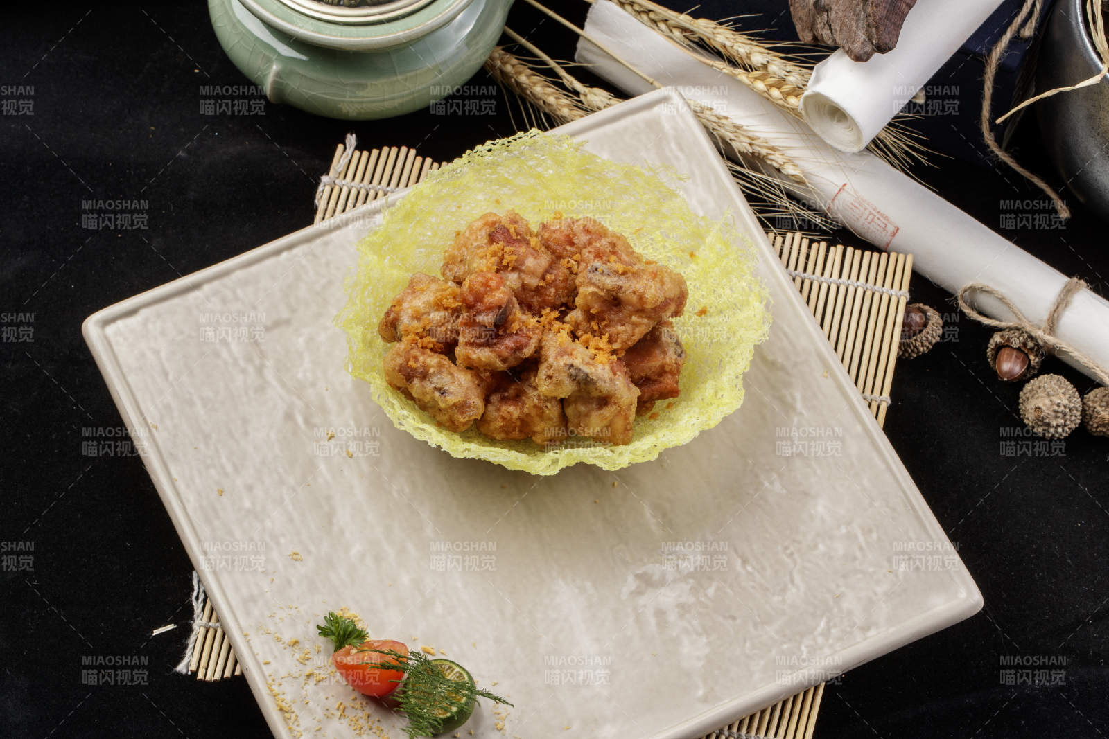 米色放瓷盤裝的金盞豬小排擺放在壽司簾上