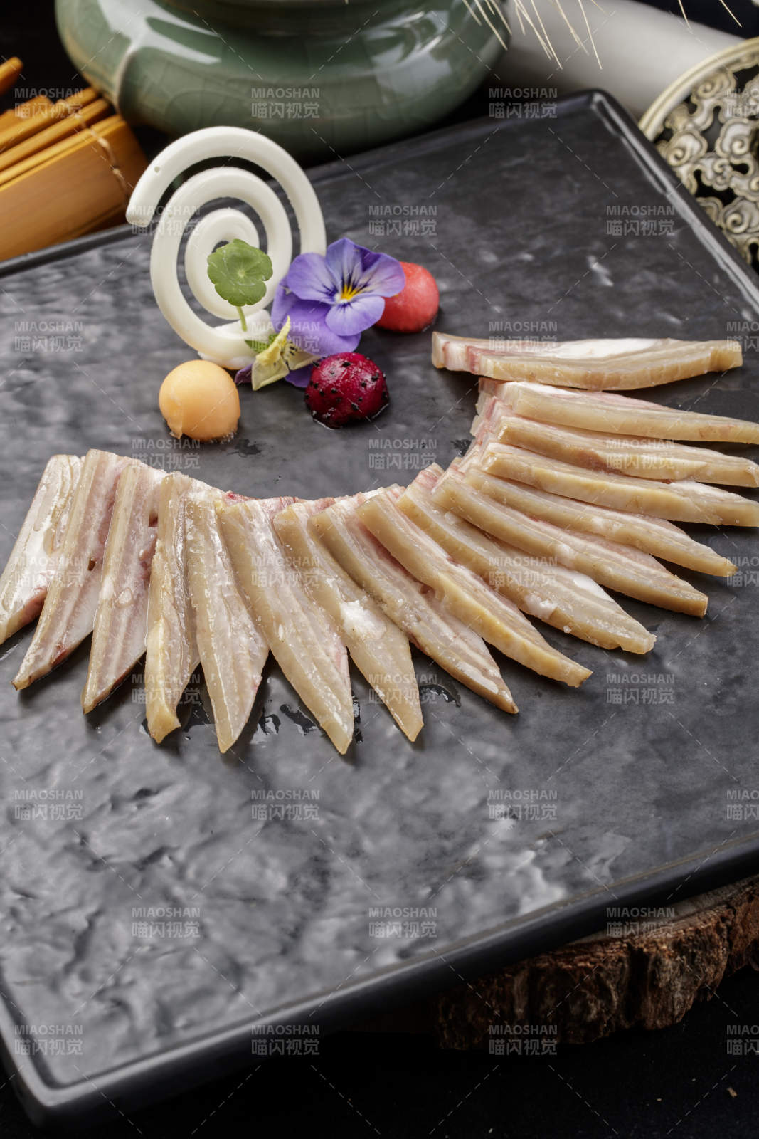 精美餐具裝的白玉肘花切片