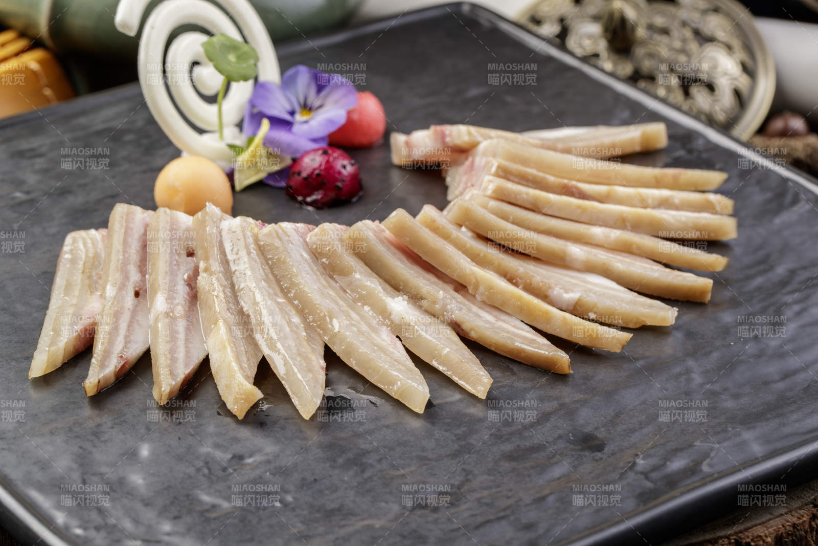 精美餐具装的白玉肘花切片