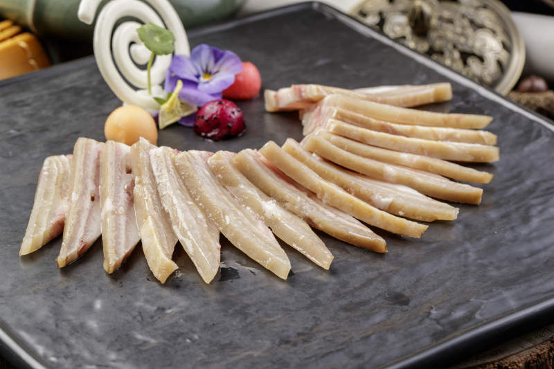 精美餐具装的白玉肘花切片