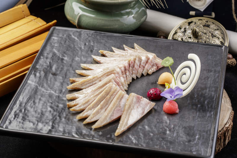 精美餐具装的白玉肘花切片