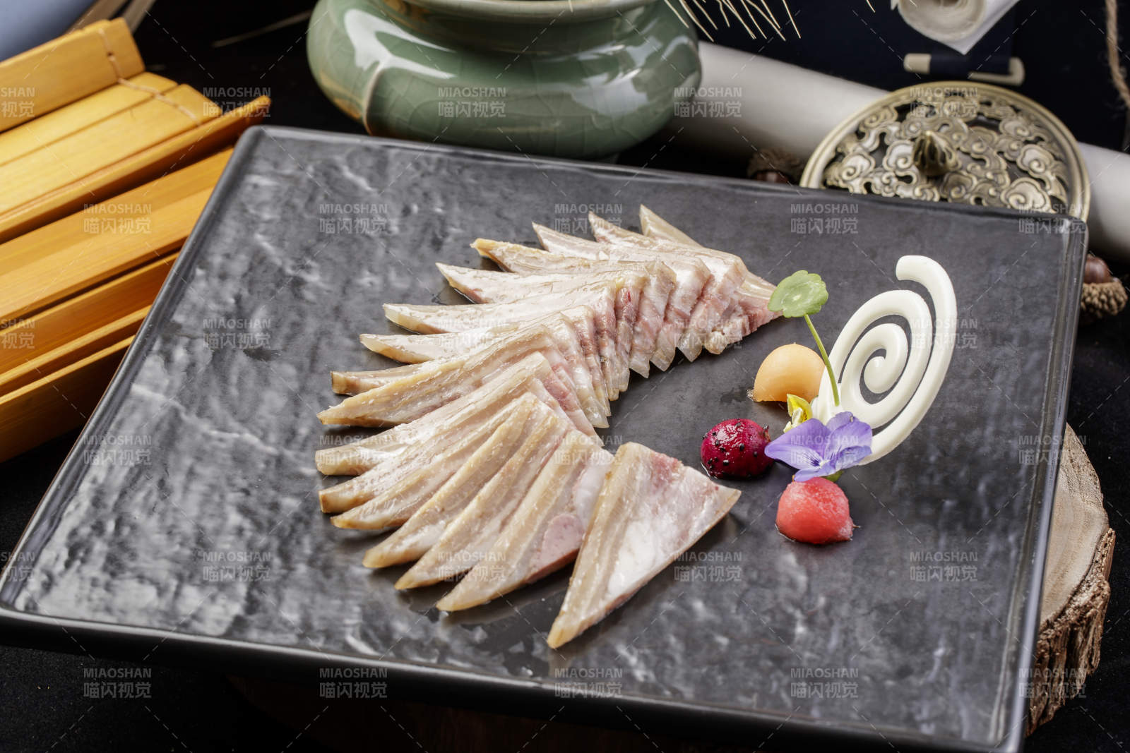 精美餐具裝的白玉肘花切片