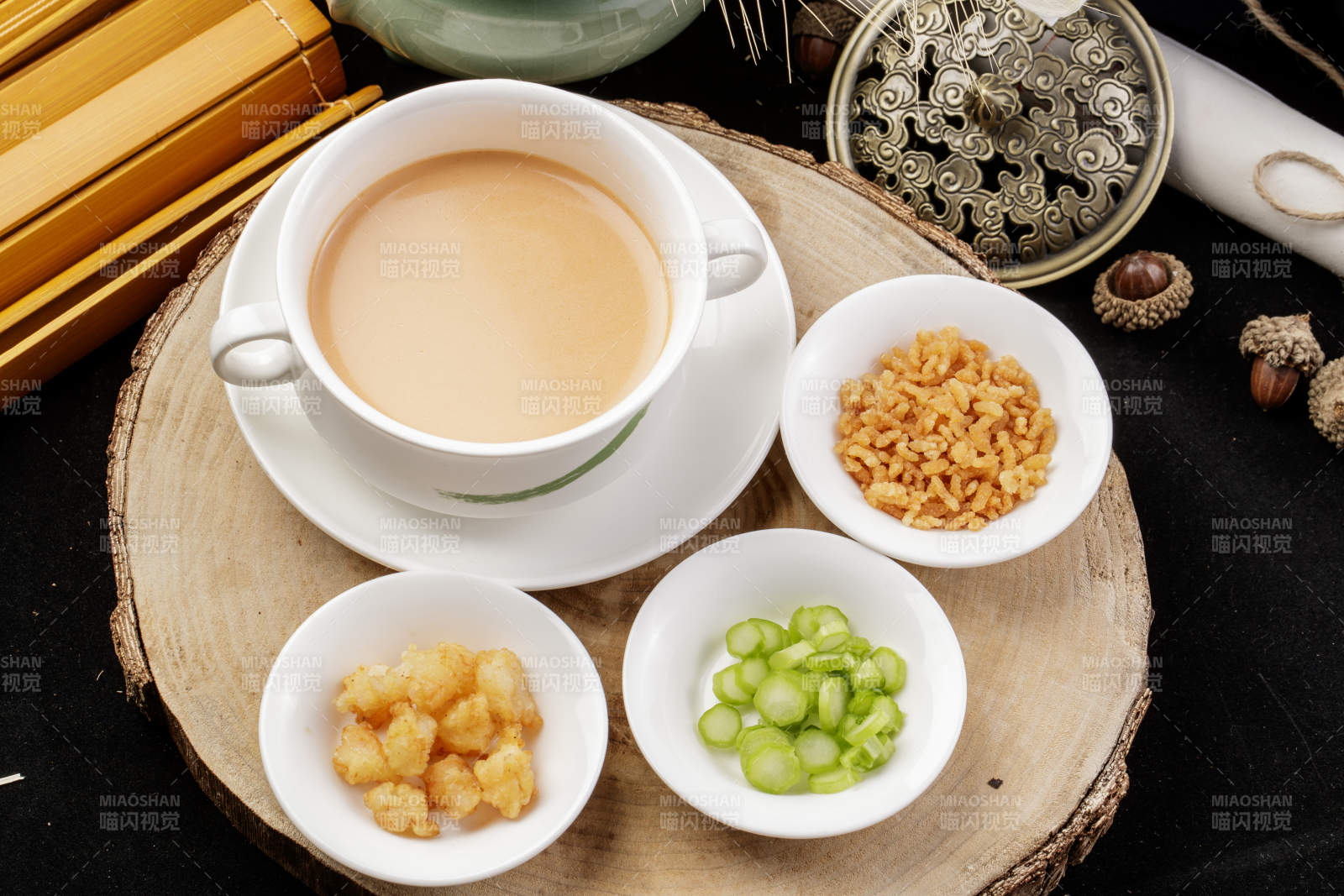 白色瓷餐具裝的蒙古奶茶