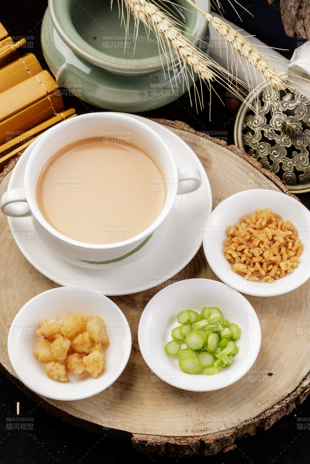 白色瓷餐具裝的蒙古奶茶