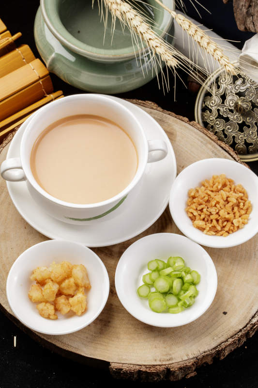 白色瓷餐具裝的蒙古奶茶