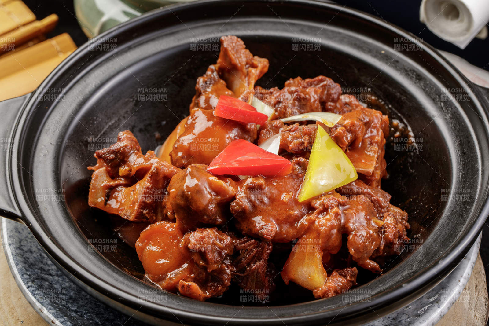 黑色砂锅装的黄焖牛尾