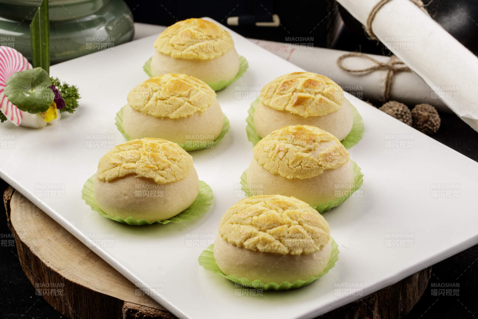 港式茶餐菠萝包摆放在樟木砧板上