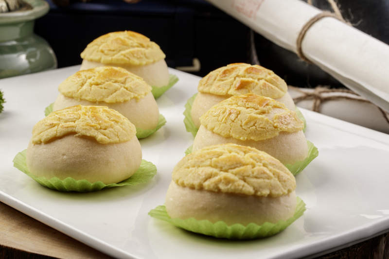 港式茶餐菠萝包摆放在樟木砧板上