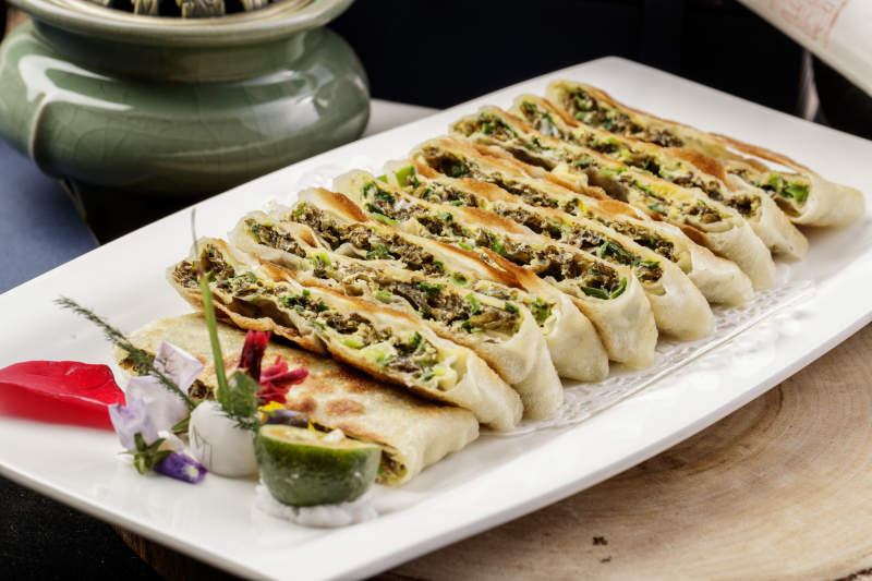 白色瓷盘装的地皮菜韭菜鸡蛋烙饼