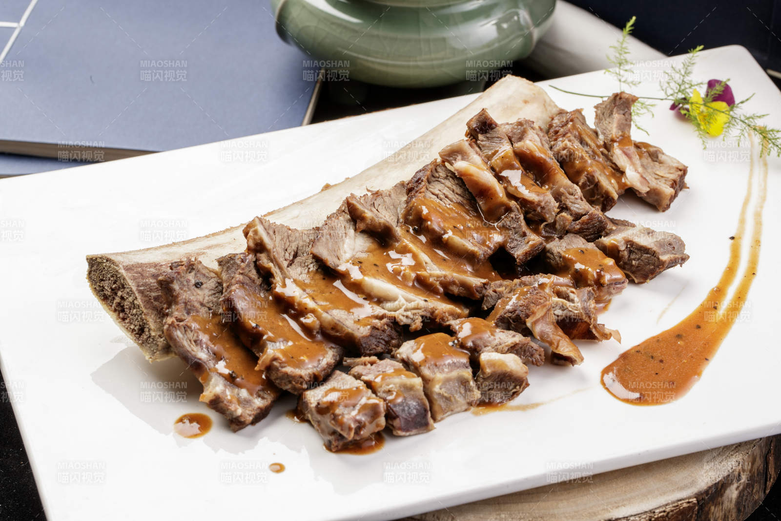 黑胡椒酱汁牛肋剔骨肉摆放在樟木砧板上